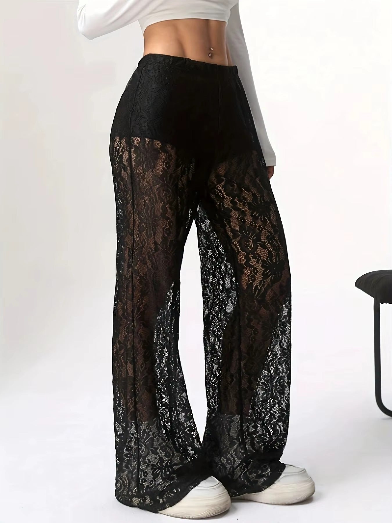 Pantaloni trasparenti in pizzo nero